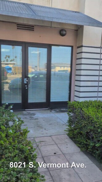8021 S Vermont Ave, Los Angeles, CA à louer - Vidéo sur l’inscription commerciale - Image 2 de 17
