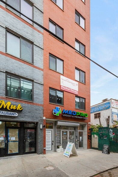 6527 Roosevelt Ave, Woodside, NY à louer - Photo du bâtiment - Image 3 de 4