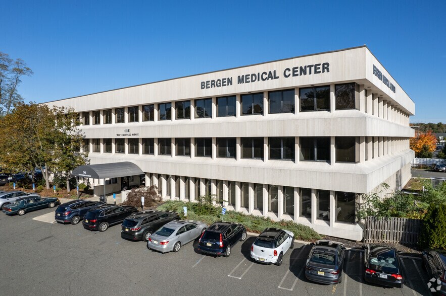 1 W Ridgewood Ave, Paramus, NJ à louer - Photo du bâtiment - Image 1 de 6