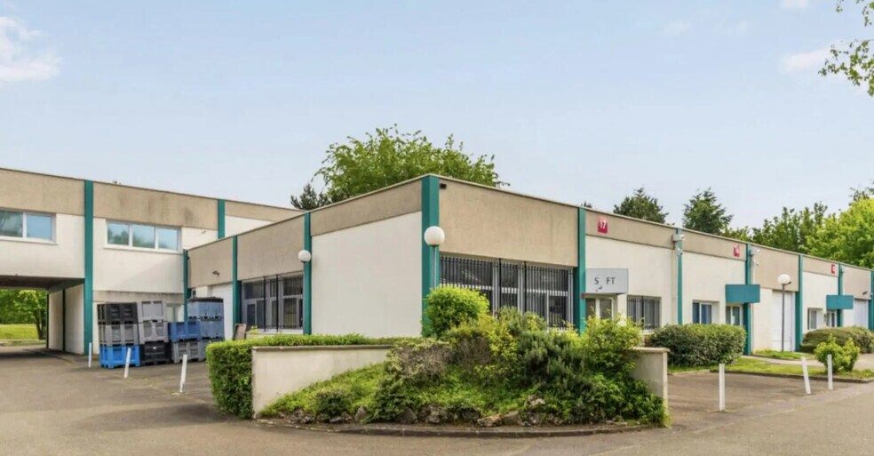 Office in Trappes for lease - Building Photo - Image 1 of 6