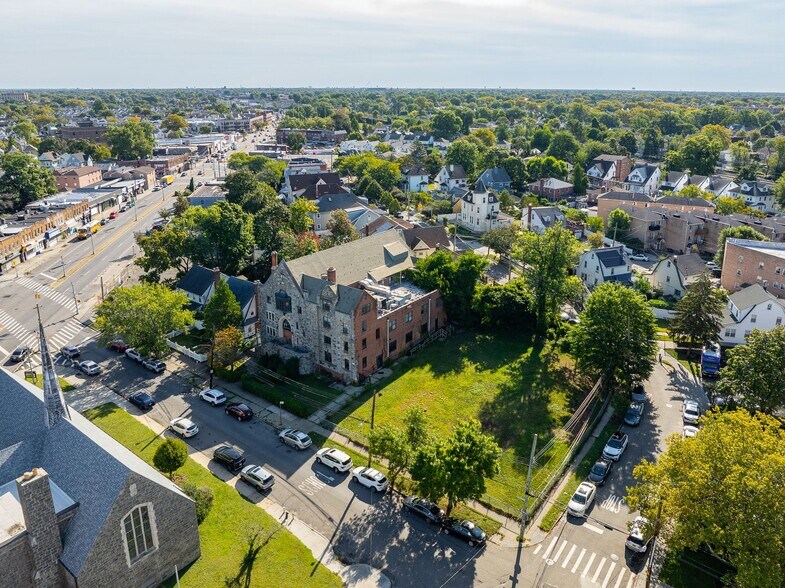 196-04-196-26 Woodhull Ave, Hollis, NY à vendre - Photo du bâtiment - Image 3 de 4