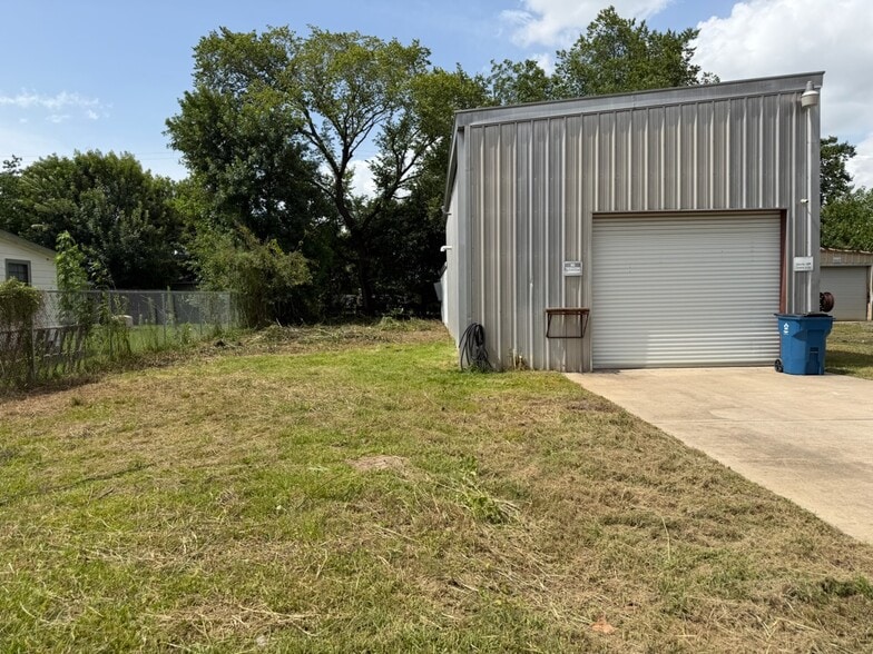 2201 Chamberlain St, Houston, TX for sale - Building Photo - Image 2 of 15