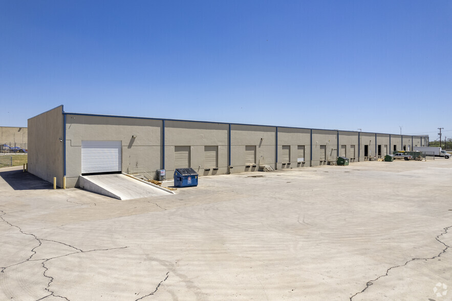 3535 N Panam Expy, San Antonio, TX for lease - Building Photo - Image 1 of 7