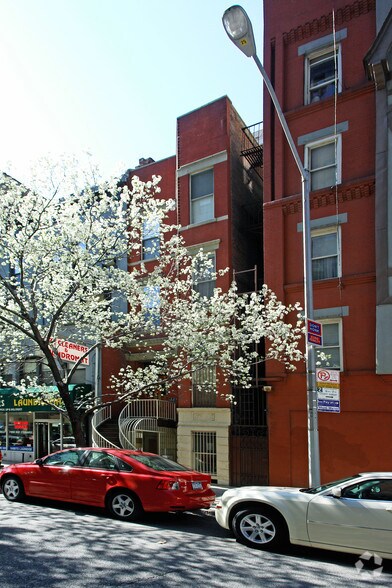 228 W 82nd St, New York, NY à louer - Photo du bâtiment - Image 1 de 3