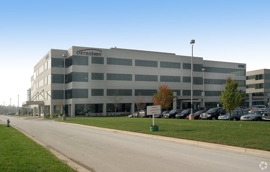 5255 E Stop 11 Rd, Indianapolis, IN à louer - Photo du bâtiment - Image 2 de 11