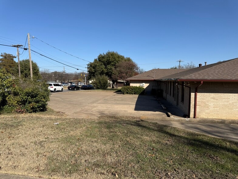 907 N Granbury St, Cleburne, TX à louer - Photo du bâtiment - Image 3 de 7