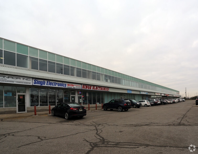 7003 Steeles Ave W, Toronto, ON à louer - Photo du bâtiment - Image 3 de 10