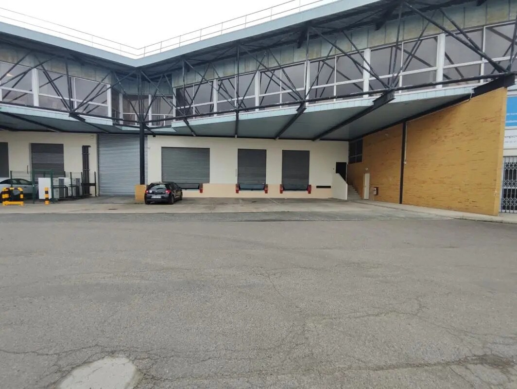 Flex in Morangis for lease Building Photo- Image 1 of 14