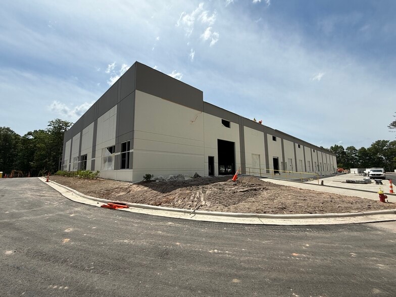 1050 Northgate Ct, Morrisville, NC for lease - Building Photo - Image 3 of 15