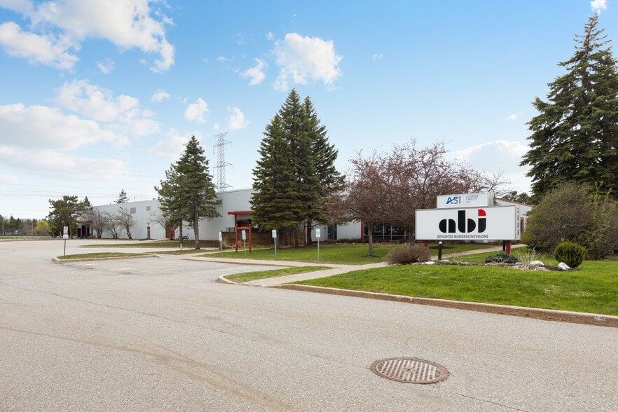 2355 St Laurent Blvd, Ottawa, ON for sale - Building Photo - Image 3 of 5