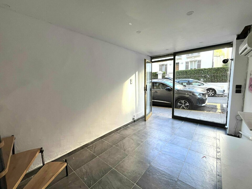 Retail in Antibes for sale Interior Photo- Image 1 of 5