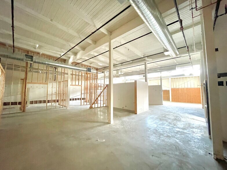 2520 Santa Monica Blvd, Santa Monica, CA for lease - Interior Photo - Image 3 of 17