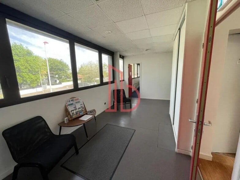 Office in Mérignac for lease - Interior Photo - Image 2 of 6