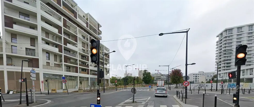 Retail in Ivry-sur-Seine for lease - Building Photo - Image 1 of 2