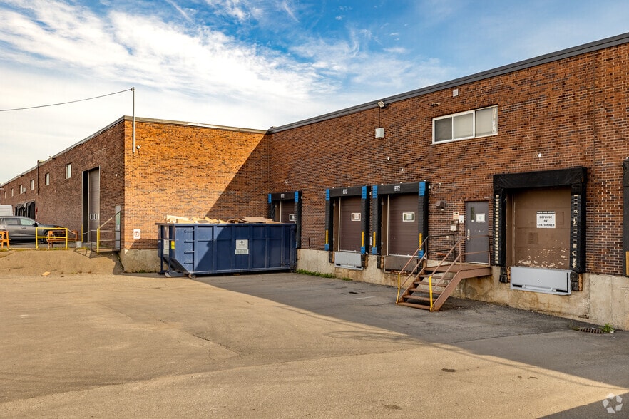 395 Av Sainte-Croix, Montréal, QC à louer - Photo du bâtiment - Image 3 de 9