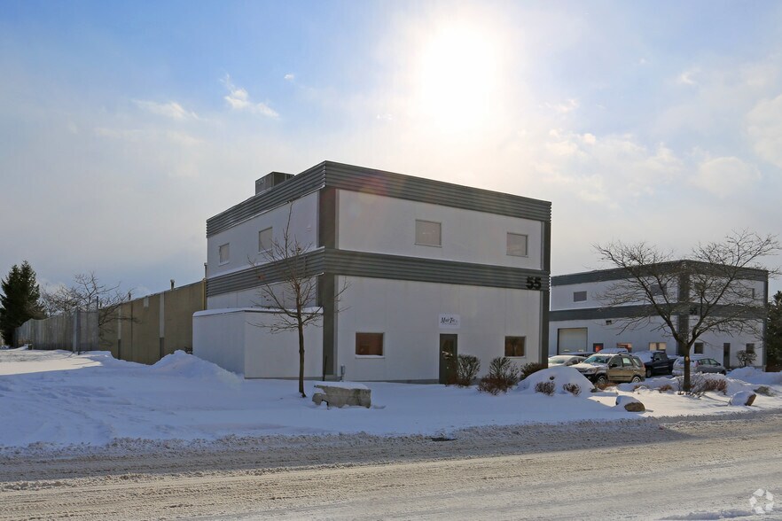 55 Shoemaker St, Kitchener, ON à louer - Photo du bâtiment - Image 3 de 3