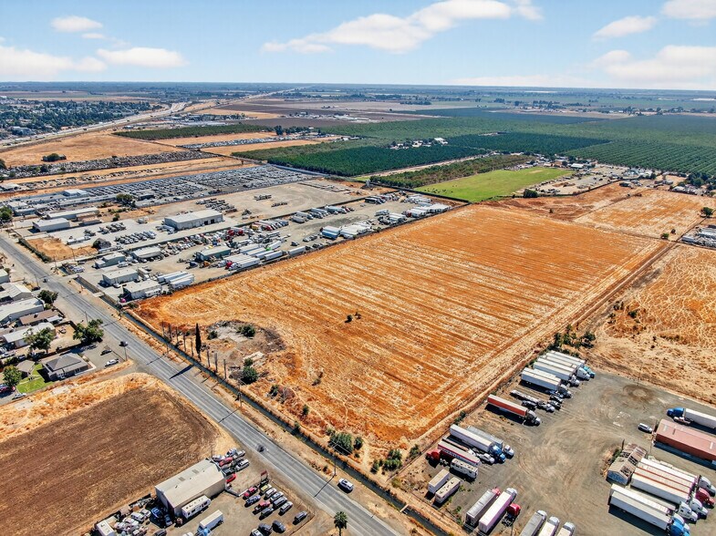 864 E Childs Ave, Merced, CA à vendre - Aérien - Image 2 de 3