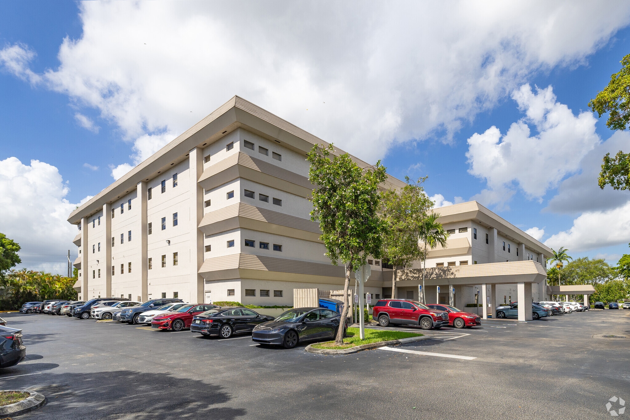 2699 Stirling Rd, Fort Lauderdale, FL à louer Photo du bâtiment- Image 1 de 9