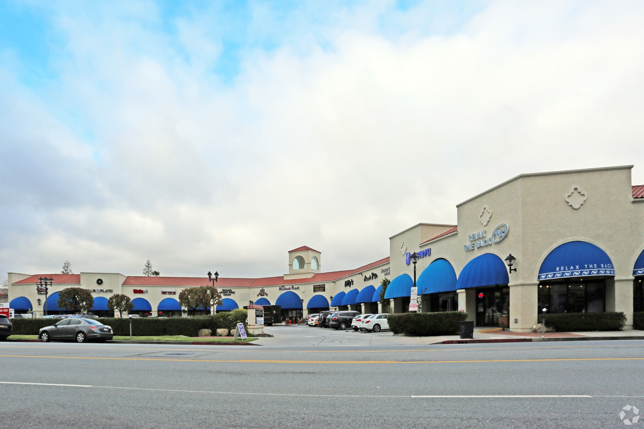 18711-18737 Ventura Blvd, Tarzana, CA for lease Primary Photo- Image 1 of 4