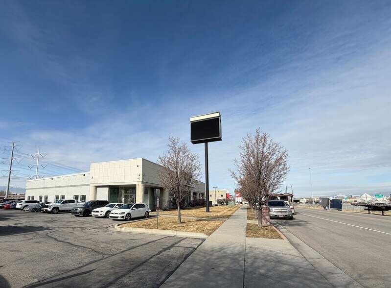 10888 S 300 W, South Jordan, UT à vendre - Photo du bâtiment - Image 3 de 5