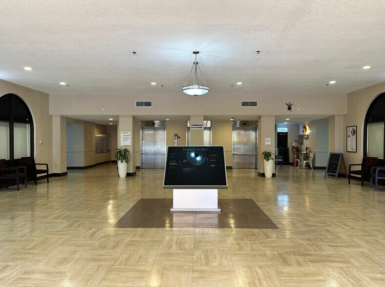 11880 Bird Rd, Miami, FL à louer - Photo du bâtiment - Image 2 de 10