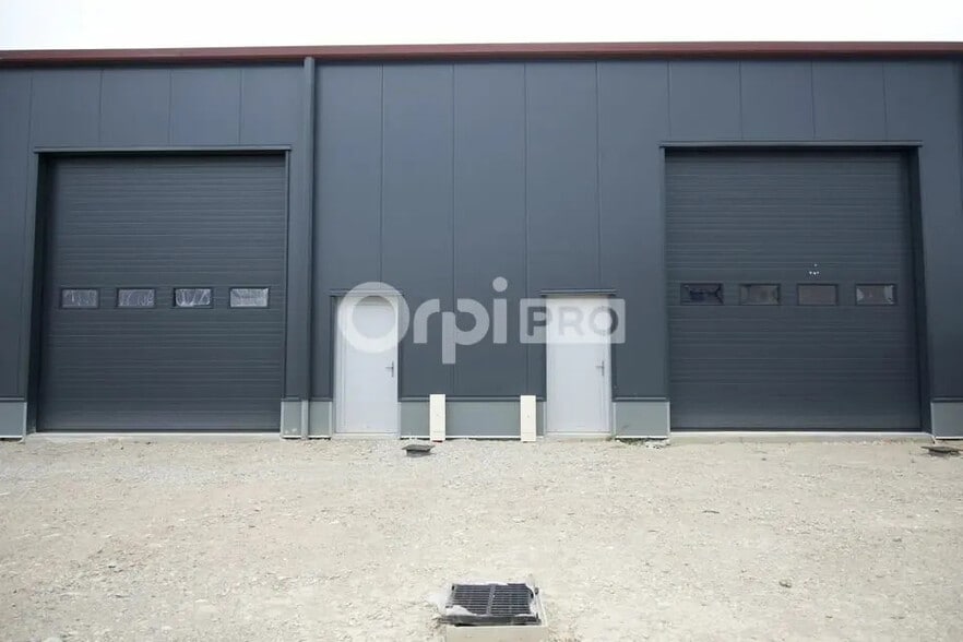 Flex in Chavanoz for lease - Building Photo - Image 1 of 5