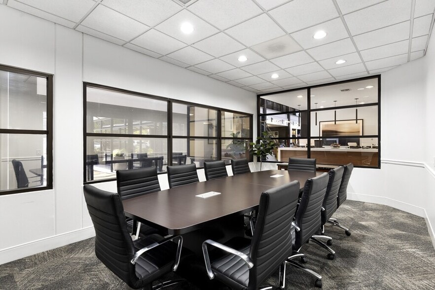2102 Business Center Dr, Irvine, CA à louer - Photo du bâtiment - Image 3 de 8