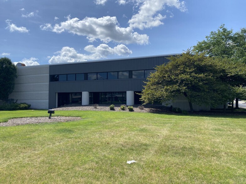 6601-6671 W Mill Rd, Milwaukee, WI à louer - Photo du bâtiment - Image 2 de 13