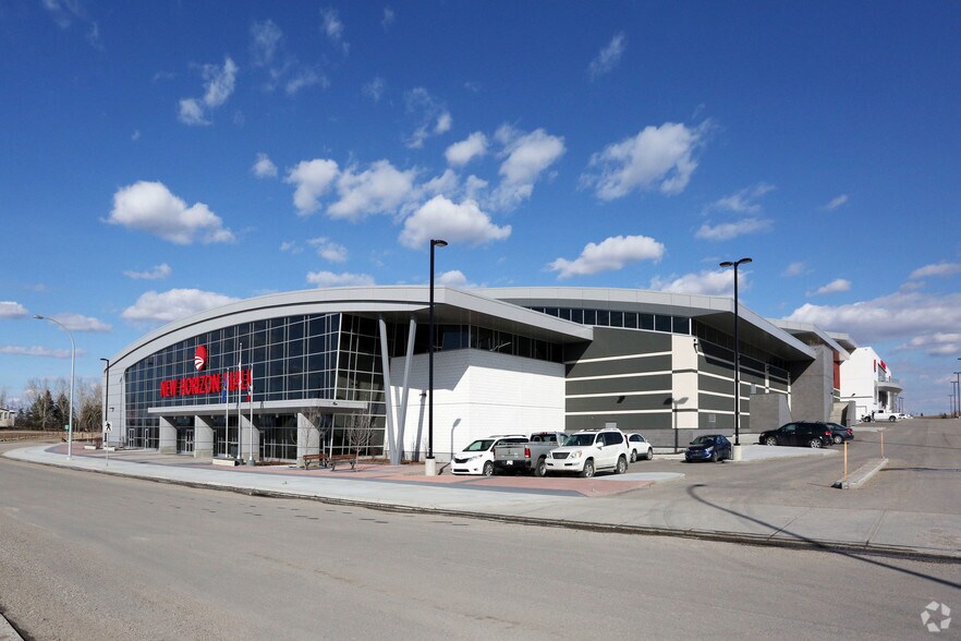 260130 Writing Creek Cres, Calgary, AB à vendre - Photo du bâtiment - Image 2 de 27