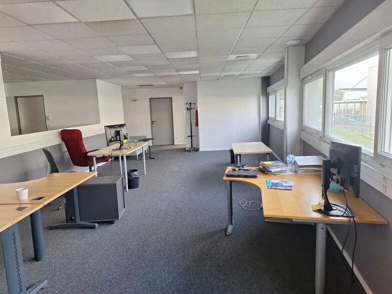 Office in Lormont for lease - Interior Photo - Image 3 of 11