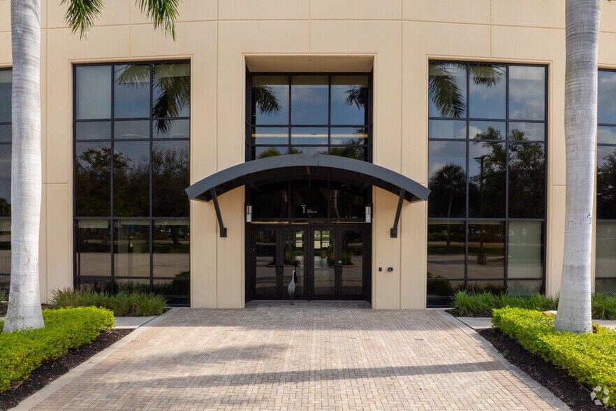 12769 Gateway Blvd, Fort Myers, FL à louer - Photo du bâtiment - Image 3 de 7