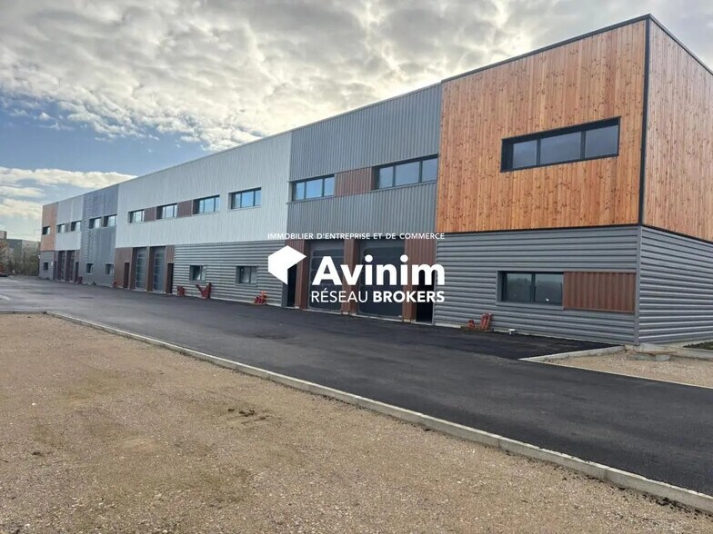 Flex in Viarmes for lease - Building Photo - Image 2 of 33