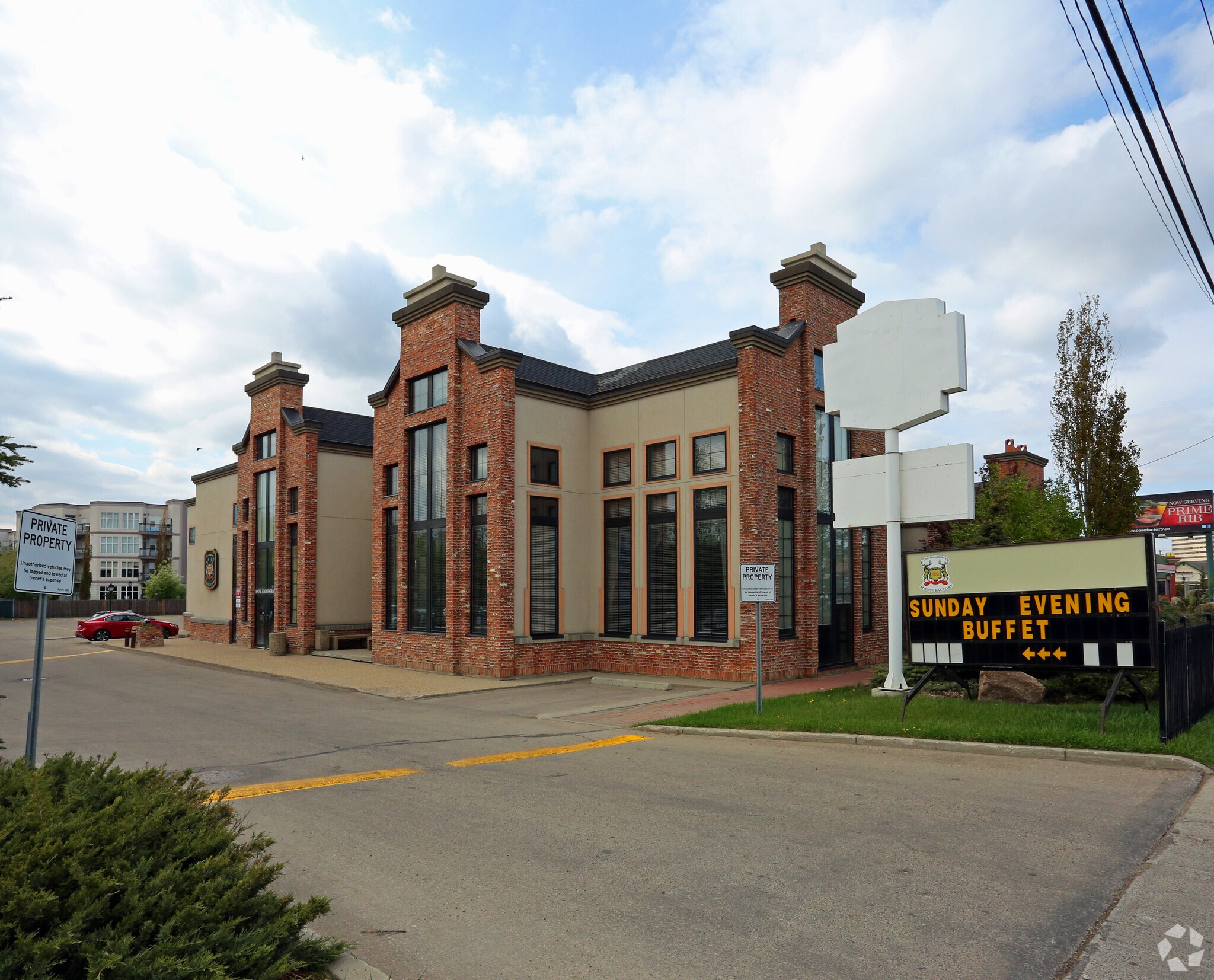 4810 Calgary Trl NW, Edmonton, AB à vendre Photo principale- Image 1 de 1