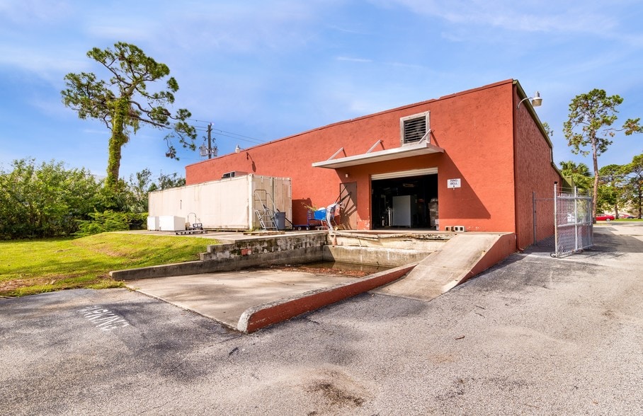 205 S Wickham Rd, Melbourne, FL à louer - Photo du bâtiment - Image 3 de 5