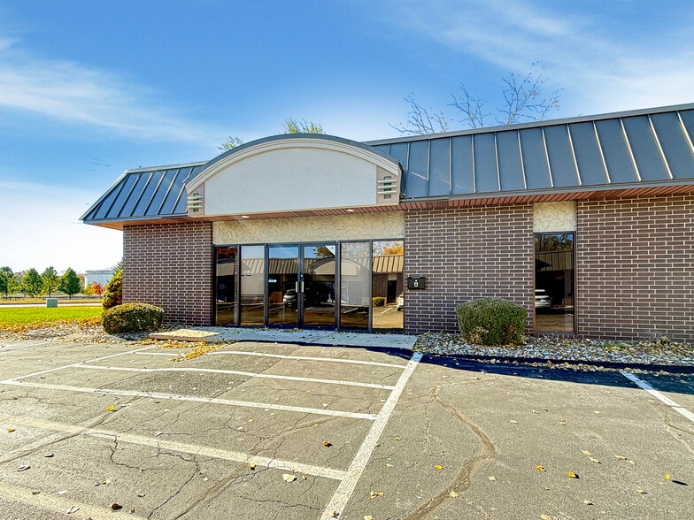 8365 University Blvd, Clive, IA for lease - Building Photo - Image 2 of 17