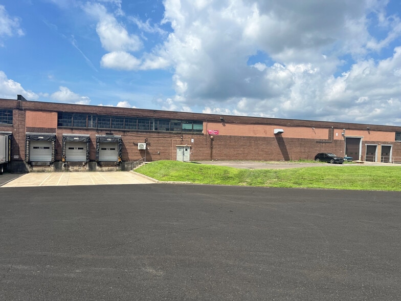 2201 Green Ln, Levittown, PA for lease - Building Photo - Image 1 of 12