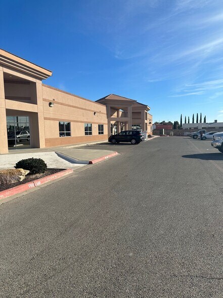 12350 Montwood Dr, El Paso, TX à louer - Photo du bâtiment - Image 2 de 3