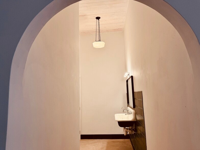 78 Main St, Bisbee, AZ for sale - Interior Photo - Image 3 of 54