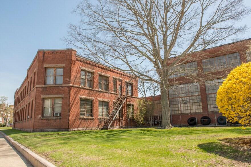 100 Mechanic St, Pawcatuck, CT à louer - Photo du bâtiment - Image 2 de 6