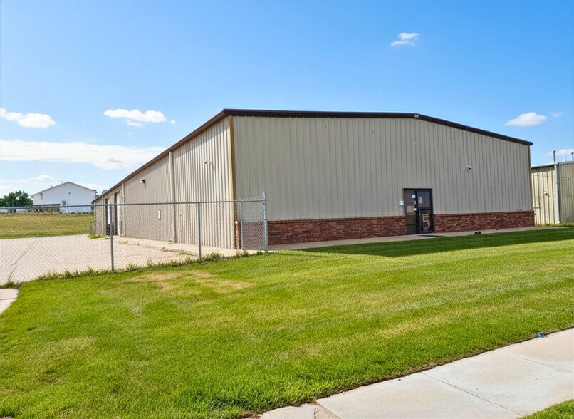 1720 Adams St, Lincoln, NE for lease - Building Photo - Image 2 of 3