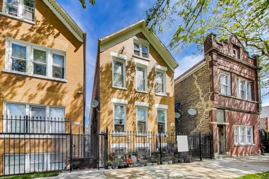 2916 W 25th Pl, Chicago, IL à vendre - Photo du bâtiment - Image 2 de 56