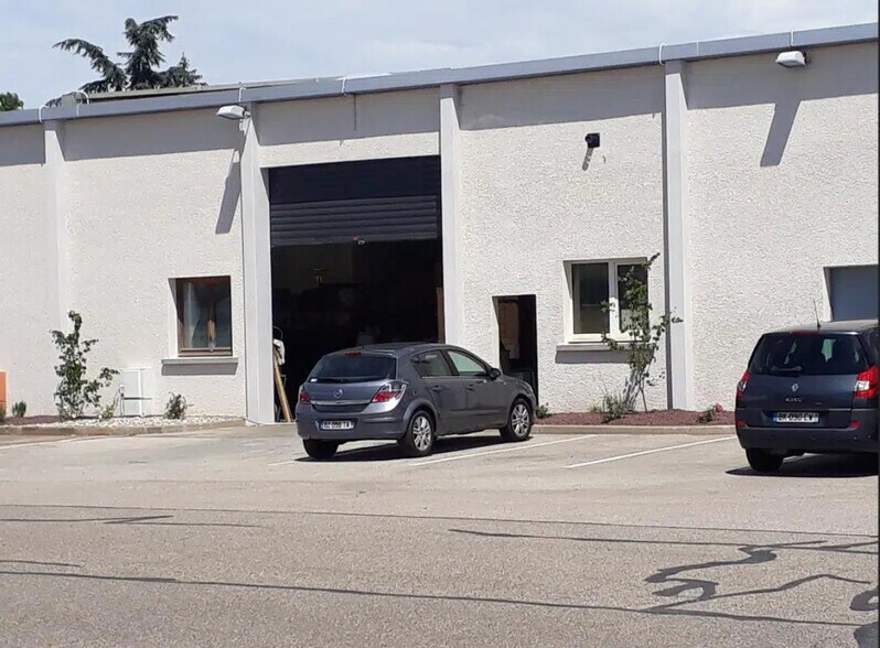 Flex dans Décines-Charpieu à louer - Photo du bâtiment - Image 1 de 2