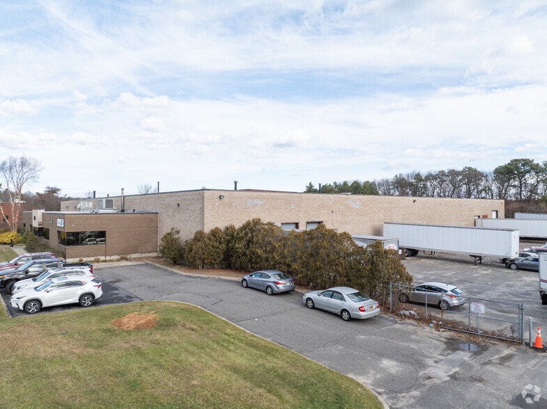 889 Waverly Ave, Holtsville, NY à louer - Photo du bâtiment - Image 3 de 5