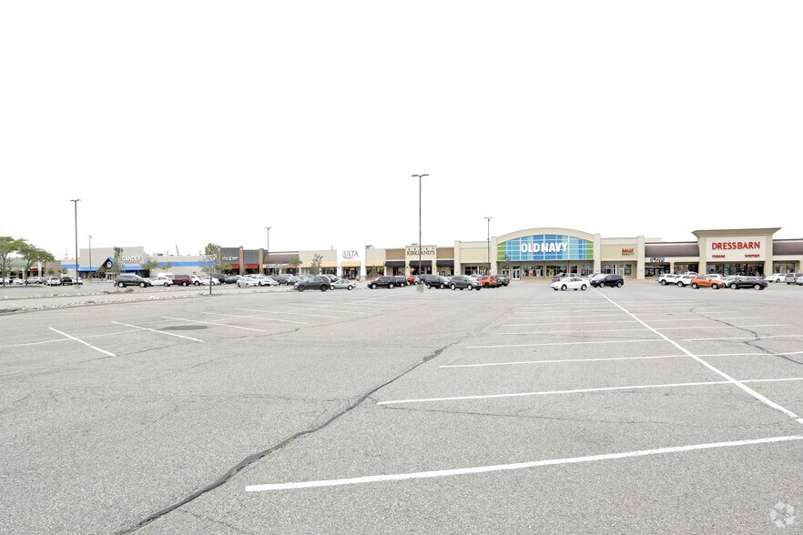 13821-13995 Hall Rd, Shelby Township, MI à louer - Photo du bâtiment - Image 2 de 8