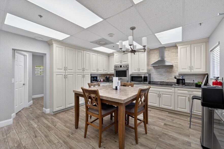 3411 N 29th St, Tampa, FL à vendre - Photo du bâtiment - Image 3 de 83