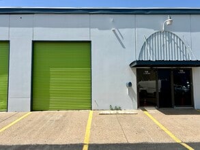 104-142 S Collins St, Arlington, TX for lease Building Photo- Image 1 of 10