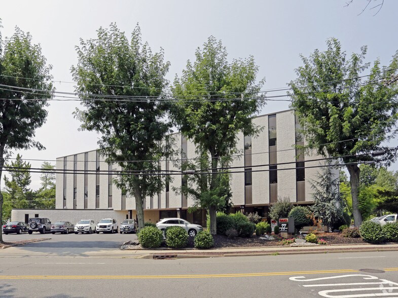 77 Brant Ave, Clark, NJ à louer - Photo du bâtiment - Image 1 de 5