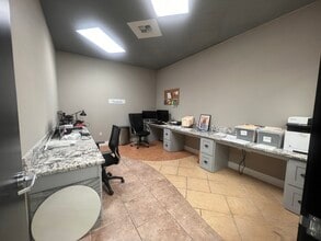 1401 S Boulder Hwy, Henderson, NV à louer Photo intérieure- Image 2 de 8