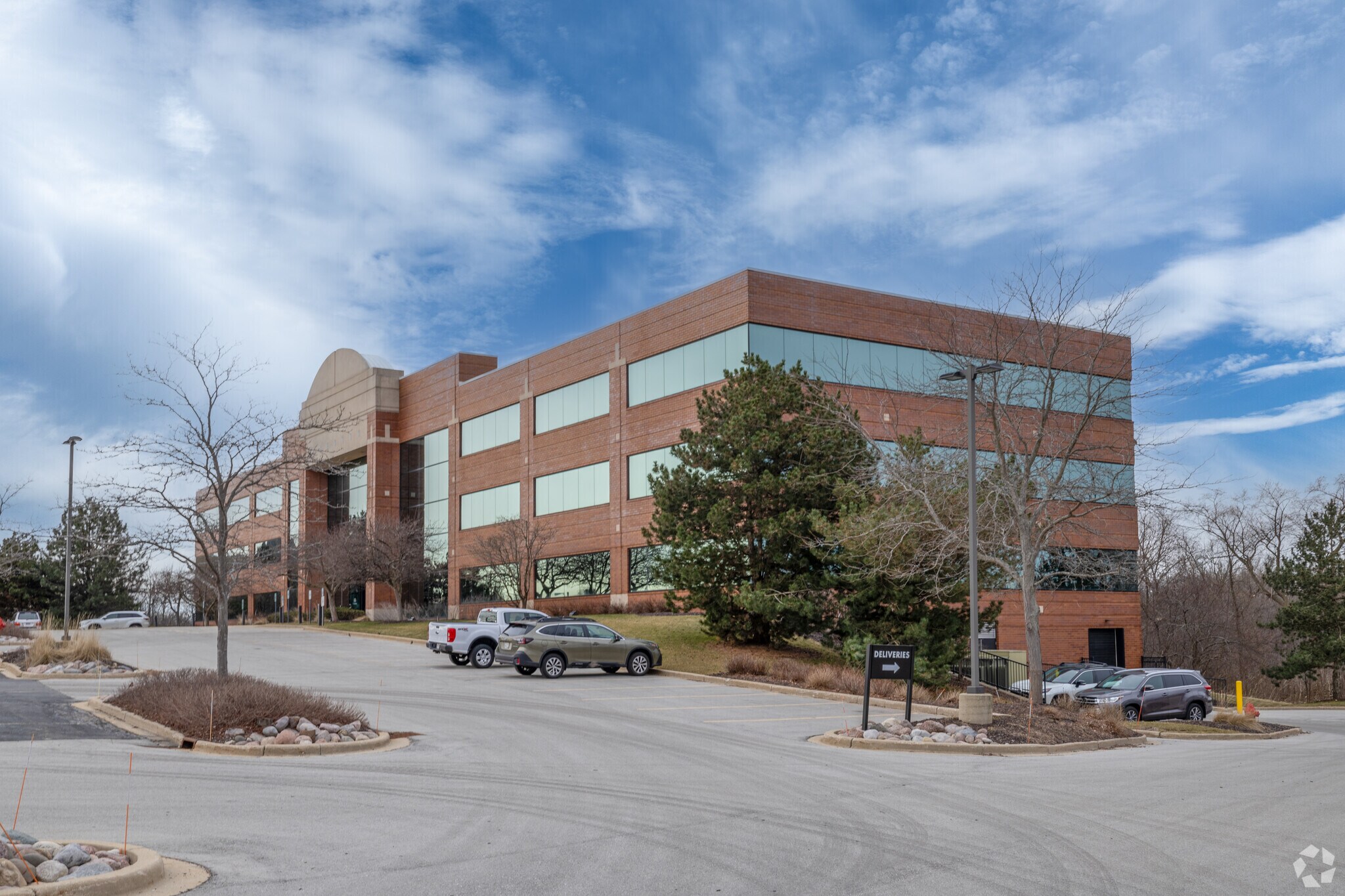 N19W24400 Riverwood Dr, Waukesha, WI à louer Photo principale- Image 1 de 11