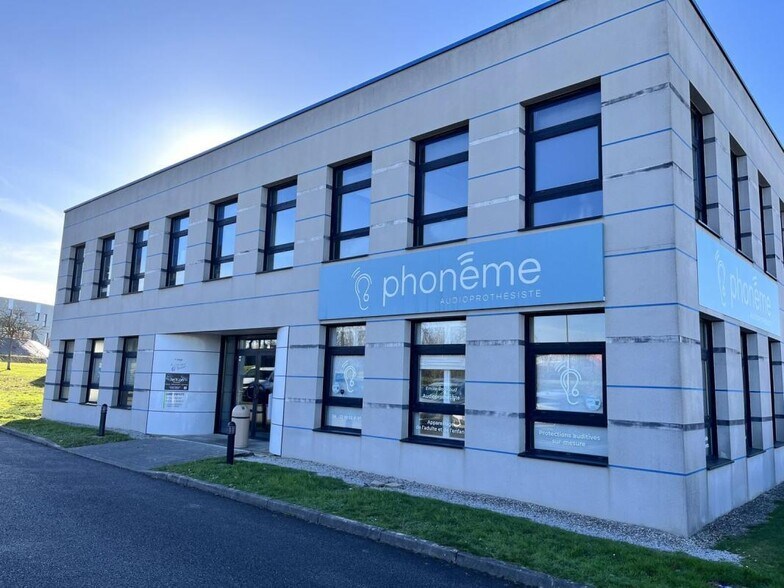 Office in Pacé for lease - Building Photo - Image 1 of 9